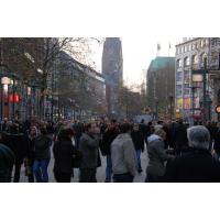 1617_4004 HamburgerInnen beim Einkaufsbummel zur Weihnachtszeit - Shopping in der City. | 